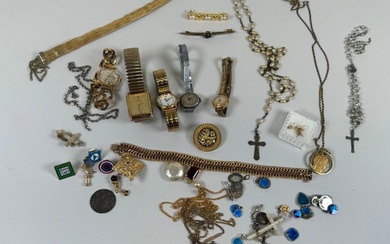 Important lot de bijoux fantaisie dont montres, bracelets, boucles d'oreille, médailles religieuses, etc...