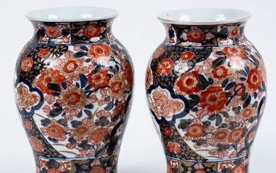 JAPON : Paire de vases balustres en porcelaine à décor floral Imari (sans les socles)....