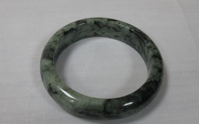 Jonc en jade, 558 carats, largeur 1,5 cm. Diamètre : 68 cm.