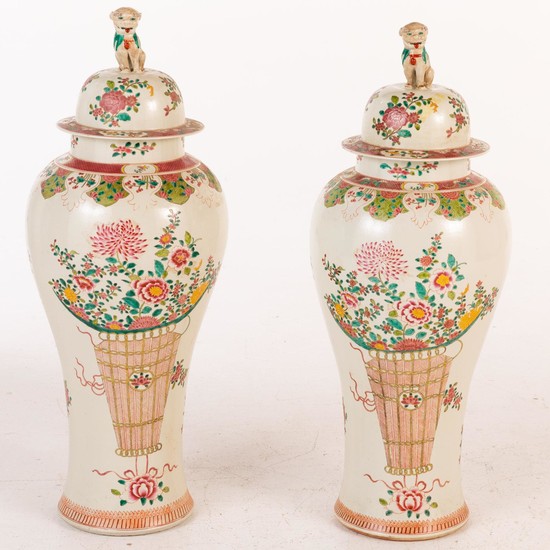 Large Pair of Famille Rose Decorated Porcelain Covered Vases, Modern E9VDC