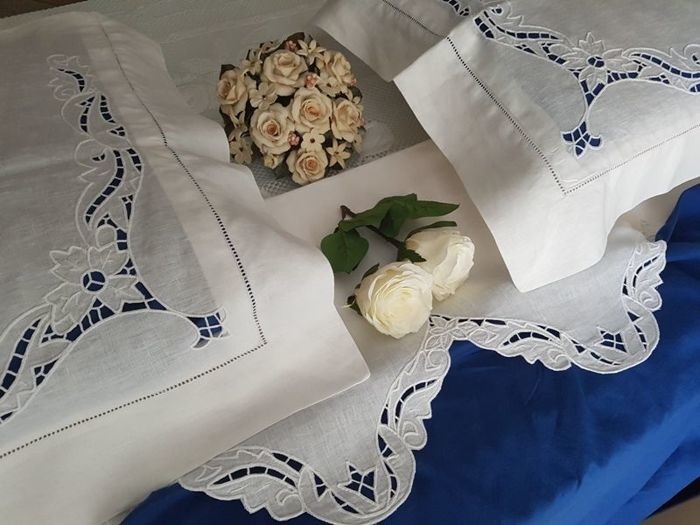 Lavish extra pure linen sheet with scalloped cutwork embroidery, entirely handmade