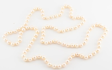 Long necklace of cultured pearls from 6.5 to 6.8 mm....