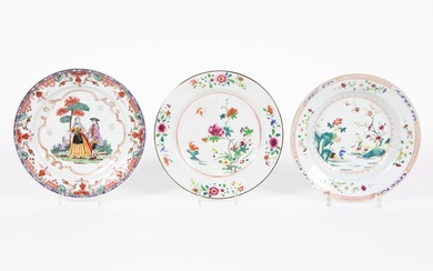 Lot de trois assiettes en porcelaine chinoise du XVIIIe siècle, deux à décor Famille Rose...