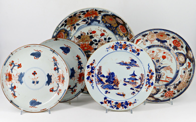Lotto composto da cinque piatti in porcellana con decorai Imari Cina e Giappone, secolo XVIII/XIX (d max cm 30,5)(difetti e…