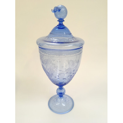 Manifattura di Murano Grande vaso con coperchio in vetro soffiato trasparente e blu decorato alla mola e raffigurante Nettuno, pomolo...