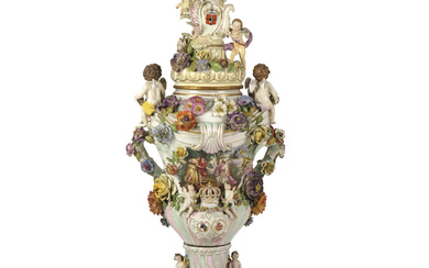 Monumentale vaso in porcellana bianca e policroma, Dresda, fine del XIX secolo