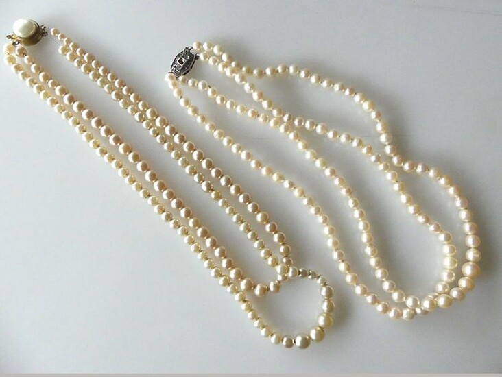 NECKLACE two rows of falling cultured pearls, silver clasp and rhinestones (missing). Weight 53 g L. 42 cm One joins to it a NECKLACE of pearls CHOKER fantasy