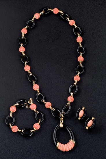 Necklace, bracelet, earrings 14 K coral and onix