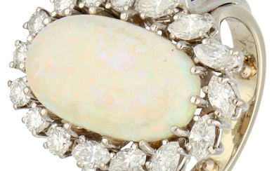 No Reserve - 18K Witgouden entourage ring bezet met synthetisch opaal en ca. 1.24 ct. diamant.
