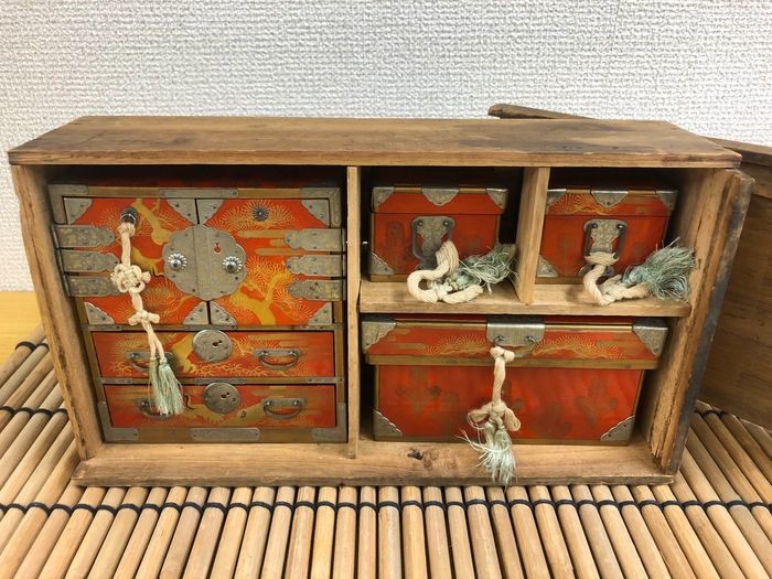 Okimono (1) - Natural solid wood and lacquered gold and wooden boxes - 雛祭りの置物(Hinamatsuri no okimono） - Japan - Early Showa period (1920-30)