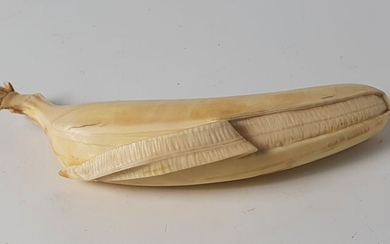 Okimono - Elephant ivory - Okimono of a partially peeled banana - Japan - Meiji period (1868-1912)