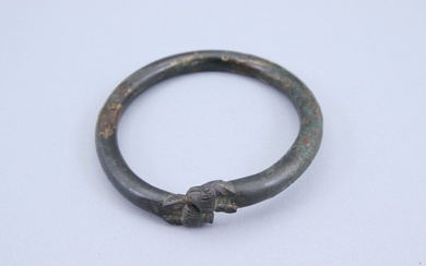 Orient ancien. Iran, Luristan, v. 900-700 av. J.-C. Bracelet en bronze, aux extrémités décorées de...