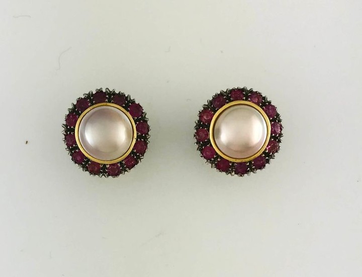 Pair of ear clips in gold 750°/°°° and...