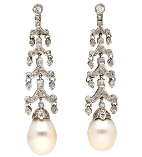 Pair of pagoda earrings in white gold 750°/°°°sertis diamonds holding a pear pearl in pendants, L. 5,5cm, Gross weight: 16,46g