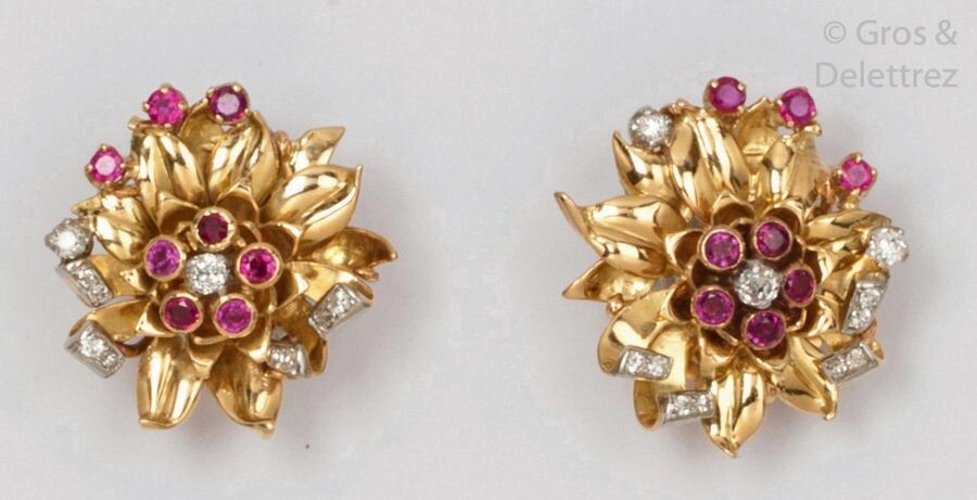 Pair of yellow gold earrings " Fleurs "...