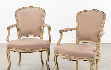 Paire de fauteuils anciens, d'époque Louis XV. XVIIIe siècle. État de conservation : Les chaises...