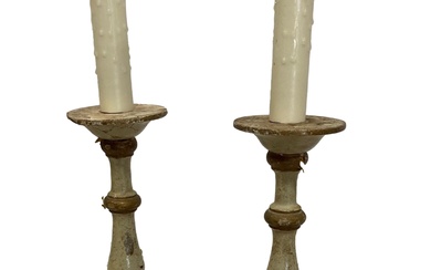 Paire de pieds de lampes en bois tournés peint en polychromie et or H. 40...