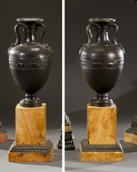 Paire d'importants vases à l'antique en bronze... - Lot 279 - De Baecque et Associés