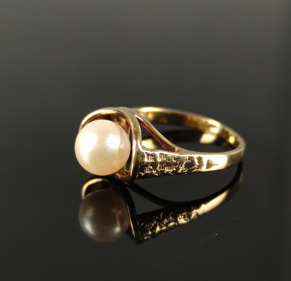 Pearl ring, center round pearl with beautiful white luster, 333/8K yellow gold, 2.1g, ring size 52