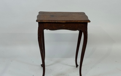 Petite table en bois sculpté. 68 x 50 x 35 cm. (fentes, accidents).