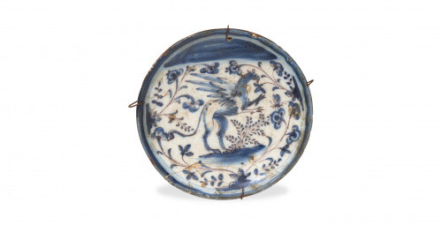 Plato de cerámica esmaltada en azul y manganeso decorado con un dragón entre ramas y una mariposa. Talavera, S. XVIII.