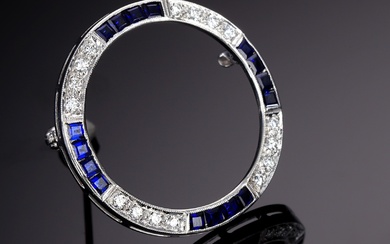 Retro brooch of 14 kt. white gold adorned with sapphires and diamonds