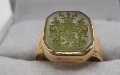 Ring Nobility ring signet ring rare green deep cut 14-16 carat yellow gold 19th century.