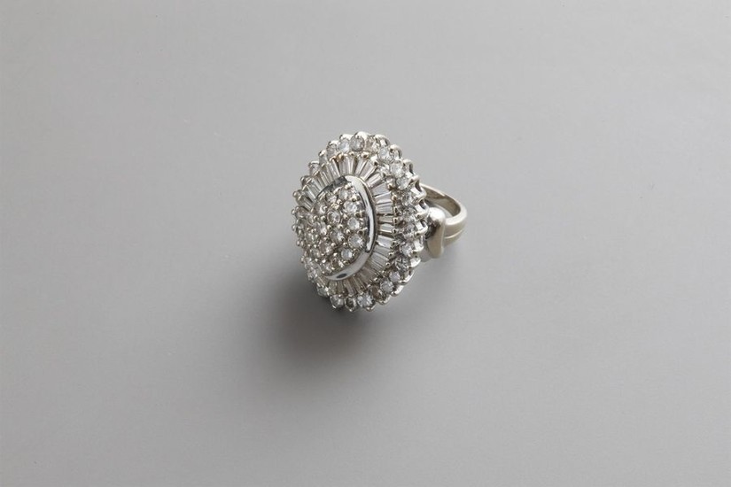 Ring in white gold with diamonds
