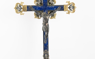 Rome début XVIIIe s, crucifix reliquaire en ébène, lapis-lazzuli, marbre, argent, bronze droré et argenté....