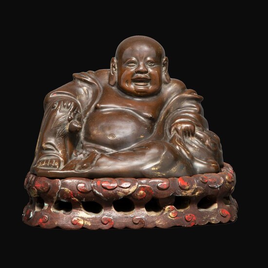 STATUETTE MILEFO en bronze anciennement laqué or, figuré assis en lalitasana, le visage souriant, tenant une pêche dans la main...
