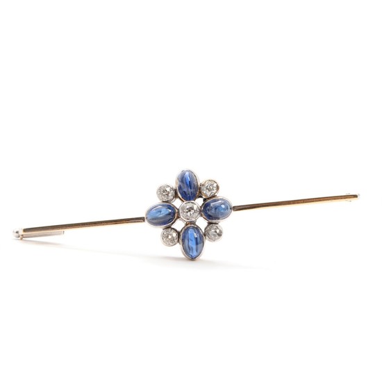 Sapphire and diamond brooch set with five old mine-cut diamonds and four cabochon-cut sapphires, mounted in 14k rhodium-plated gold. L. 6.5 cm.