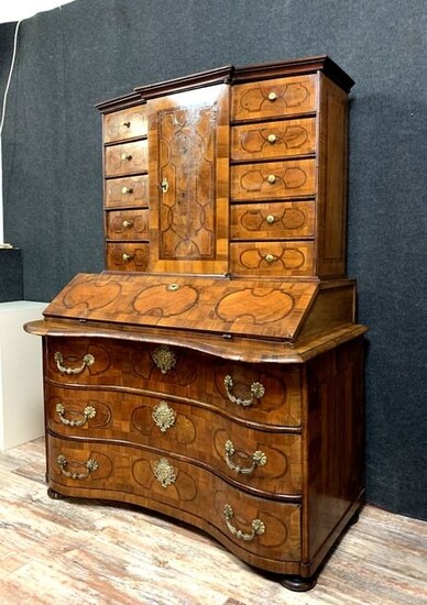 Scriban chest of drawers with Alsatian cabinet with curved facade - Bronze (gilt), Walnut, marquetry - Early 18th century