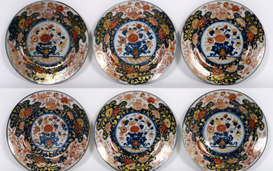 Series of six 18th century Chinese plates in porcelain with a rich Imari-decor with flowers - diameter : 23,5 cm ||series or six 18th Cent. Chinese plates in porcelain with rich Imari flower decor