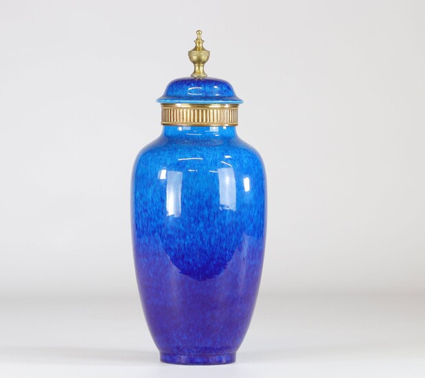 Sèvres vase couvert en porcelaine sur fond bleu et bronze