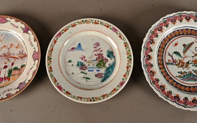 Suite de trois assiettes en porcelaine de Chine