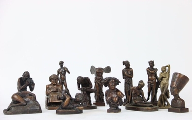 Sujet en bronze, édition moderne, représentant un enfant jouant avec son pied d'après l'oeuvre de...