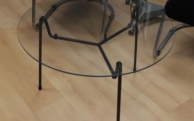 Table basse "Mug" en métal tubulaire noir 535 avec plateau en verre transparent, design :...