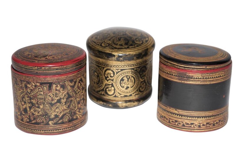 Three small round wooden boxes made of Chinese lacquer | Drei kleine runde Holzschachteln aus Chinalack