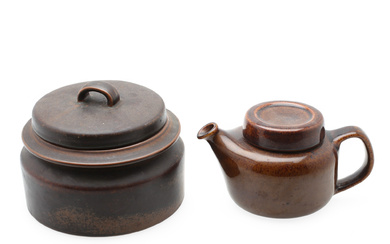 ULLA PROCOPÉ. A bowl and jug, 2 pieces, stoneware, inter alia “Ruska”, Arabia, 20th century.