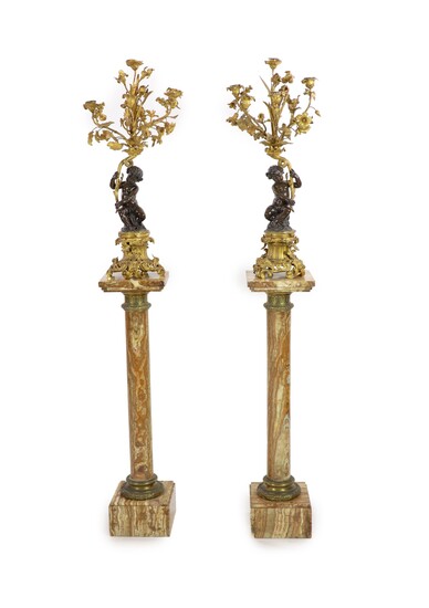 Une paire de candélabres à six lumières en bronze et bronze doré du 19e siècle,modelés...