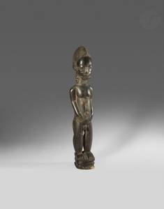 Une statuette waka sona masculine au corps scarifi…