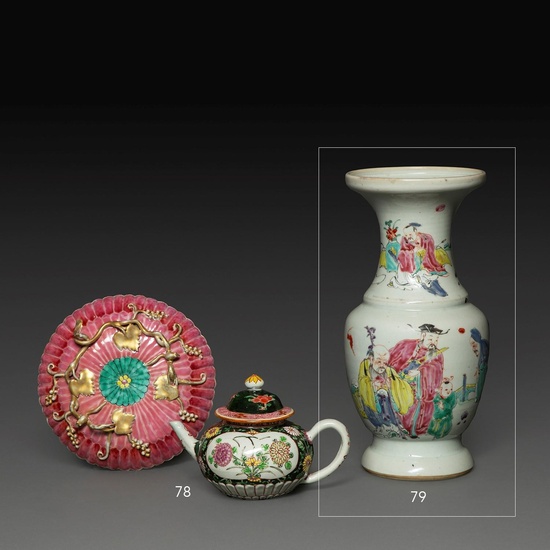 VASE en porcelaine et émaux polychromes de la famille rose, à décor des trois étoiles du Tao accompagnées d'un enfant sur une t...