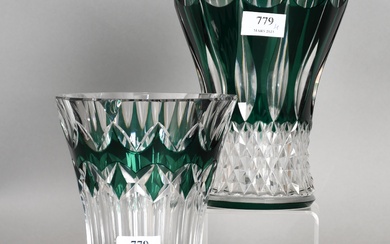 Val Saint-Lambert Un plus un vases, en cristal doublé et taillé vert. Hauteur : 21...