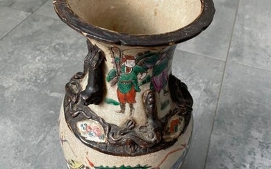Vase (1) - Ceramic - Warrior - vaas met polychroom krijgersdecor - China - 19th century