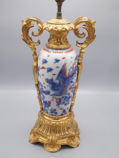 Vase en porcelaine de Chine rouge et bleue... - Lot 179 - L'Huillier & Associés