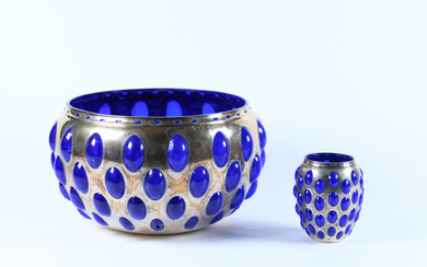 Vaso e ciotolina in vetro blu e lamina d'argento. Firenze, secolo XX. Argentiere Brandimarte (h. max cm 18, d. max…