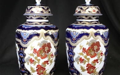 Von Futterer - Kaiser & Co - Pair of Lidded vases - Porcelain