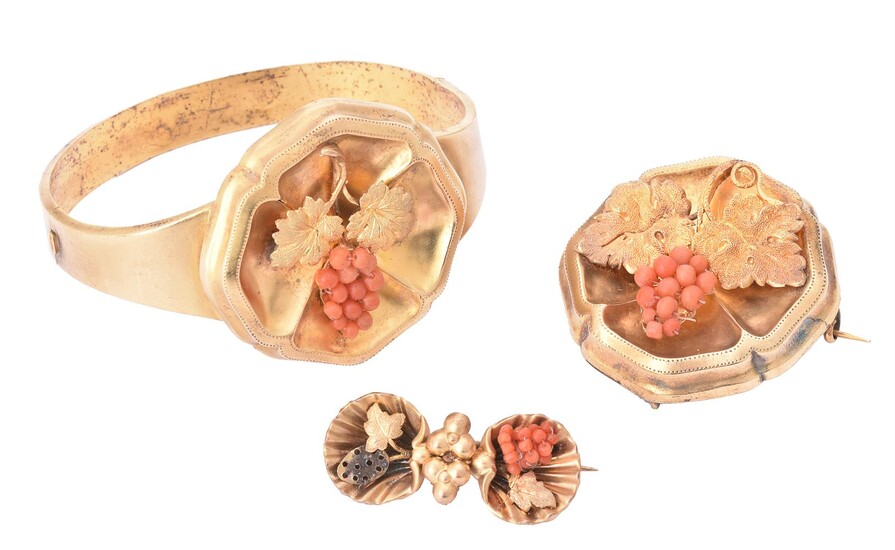 Y A Victorian coral and gold bangle and brooch suite