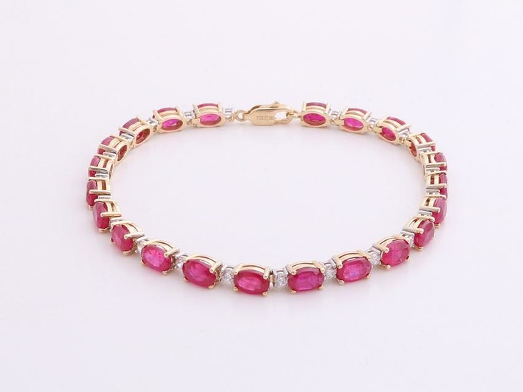 Yellow gold bracelet, 585/000, with ruby ??and