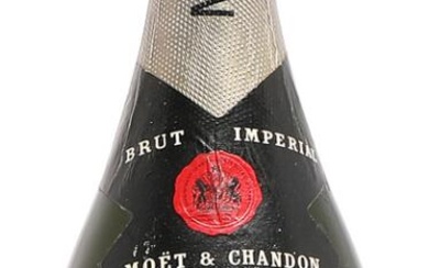 1 bt. Mg. Champagne “Brut Imperial”, Moët & Chandon A (hf/in). Older...